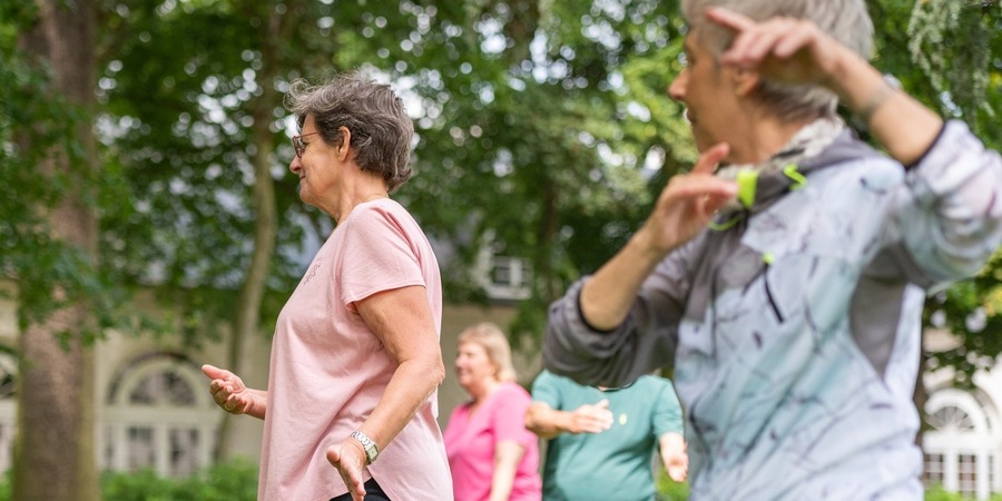 Enkele vrouwen zijn aan het sporten in park Sorghvliedt